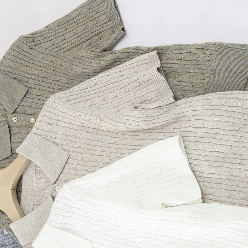 Damen Kurzärmeliges Strick-Poloshirt mit Zopfmuster und Knopfleiste Drune