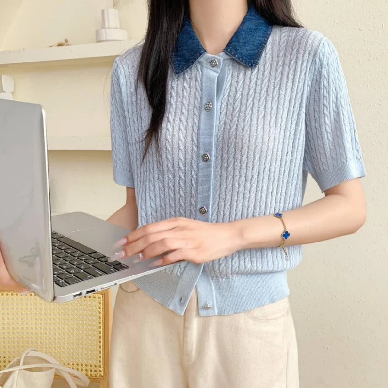 Damen Kurzarm-Strickcardigan mit Zopfmuster und kontrastierendem Jeanskragen Drune