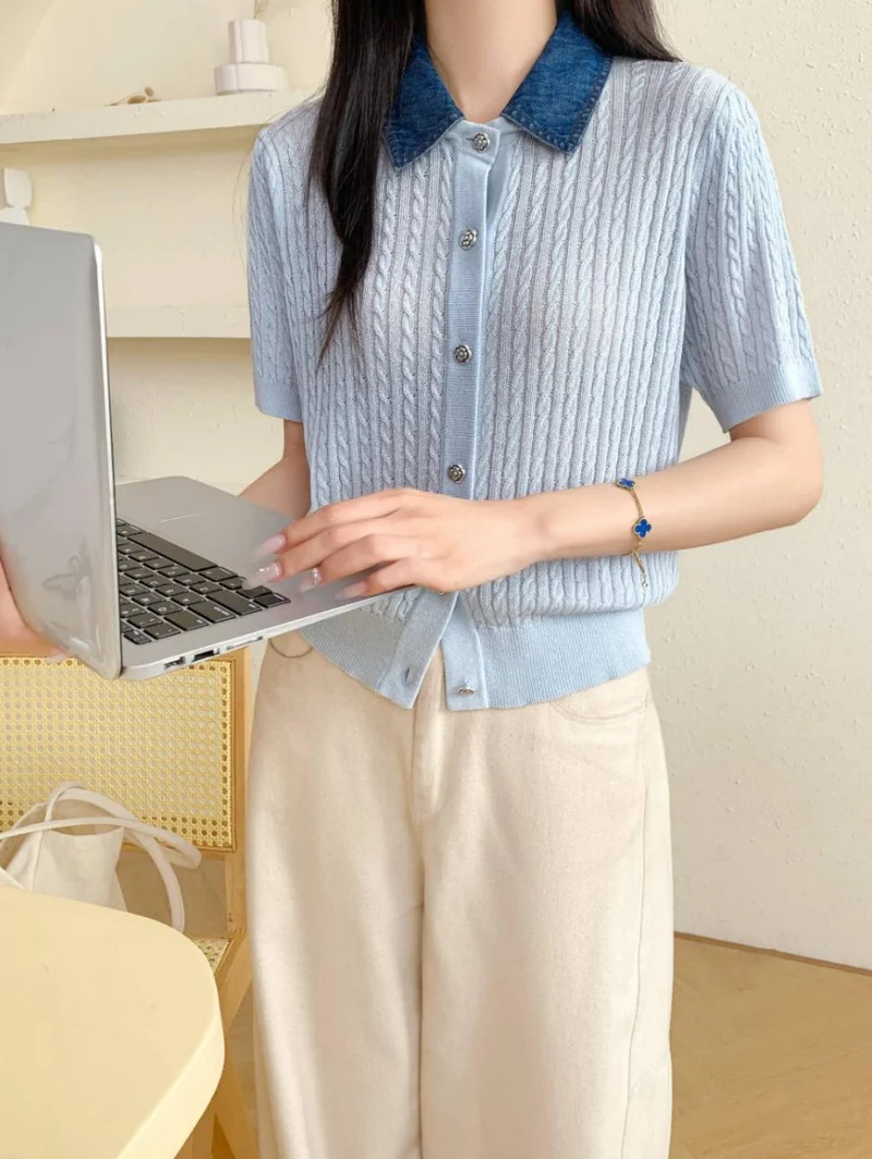 Damen Kurzarm-Strickcardigan mit Zopfmuster und kontrastierendem Jeanskragen Drune