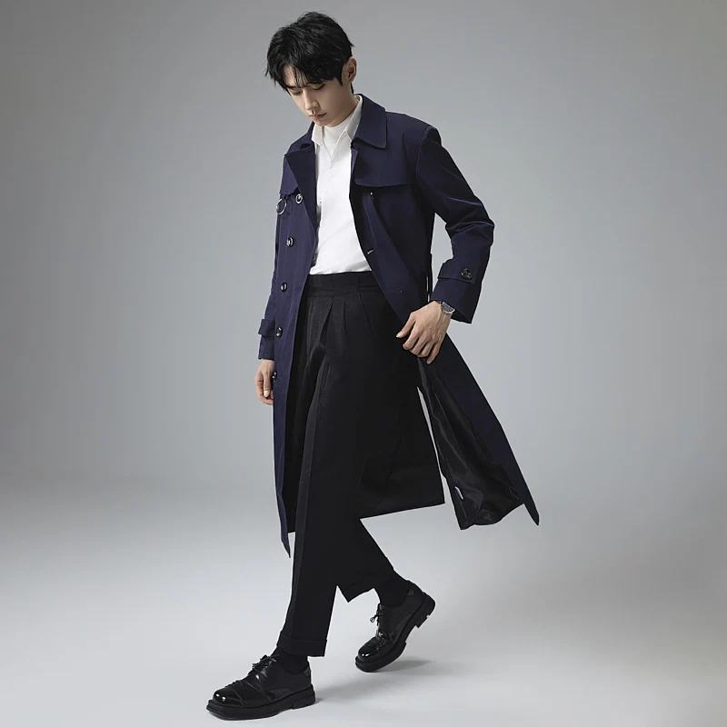 Herren Moderner Tech-Trenchcoat mit Doppelreihiger Knopfleiste, Bindegürtel und dezenten Ringdetails Drune
