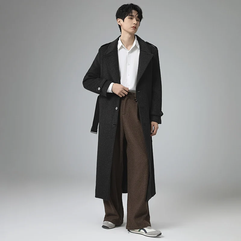 Herren Maxilanger Wollmix-Mantel mit taillierter Silhouette, Schalkragen und dekorativen Schulterriegeln Drune