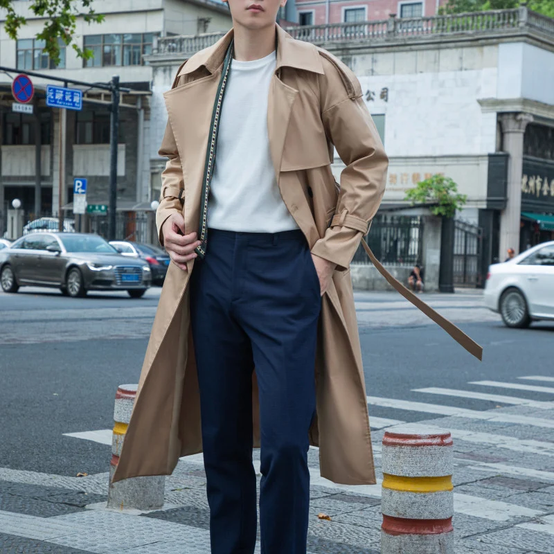 Herren langer zweireihiger Trenchcoat mit klassischem Revers, Gürtel und Schulterklappen Drune