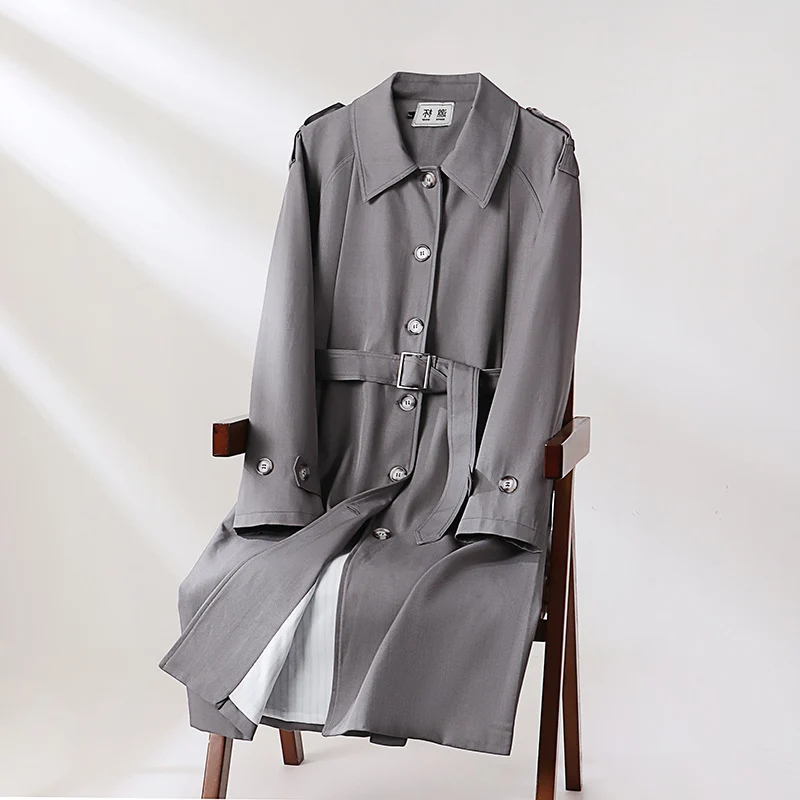 Herren Lang geschnittener Trenchcoat mit taillierendem Gürtel und dekorativen Schulterriegeln Drune