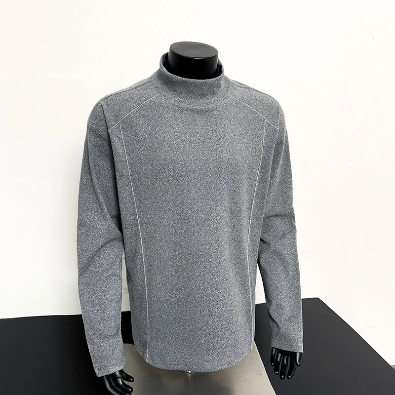 Herren Feines Mockneck‑Langarmshirt mit minimalistischen Ziernähten und entspannter Passform Drune