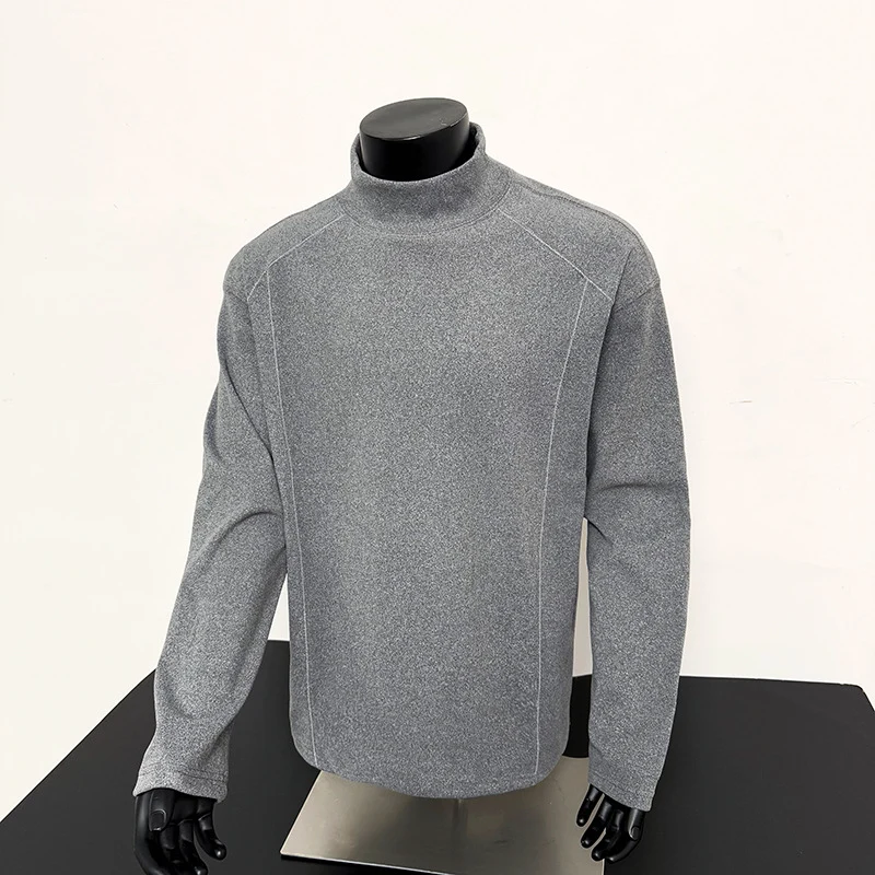 Herren Feines Mockneck‑Langarmshirt mit minimalistischen Ziernähten und entspannter Passform Drune
