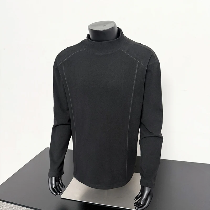 Herren Feines Mockneck‑Langarmshirt mit minimalistischen Ziernähten und entspannter Passform Drune
