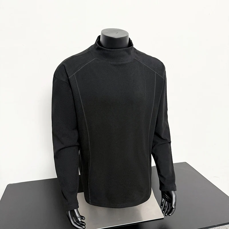 Herren Feines Mockneck‑Langarmshirt mit minimalistischen Ziernähten und entspannter Passform Drune