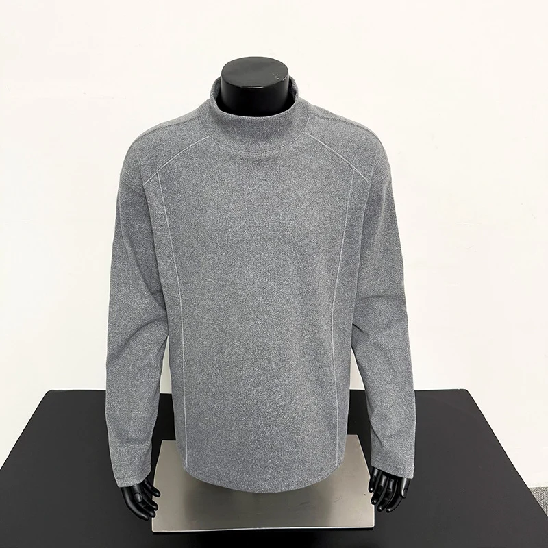 Herren Feines Mockneck‑Langarmshirt mit minimalistischen Ziernähten und entspannter Passform Drune