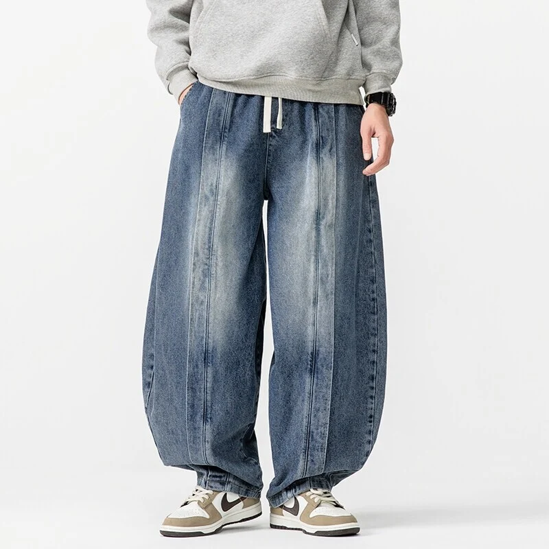 Herren Extraweite Jeanshose im Balloon‑Schnitt mit Tunnelzugbund und Längssteppungen Drune