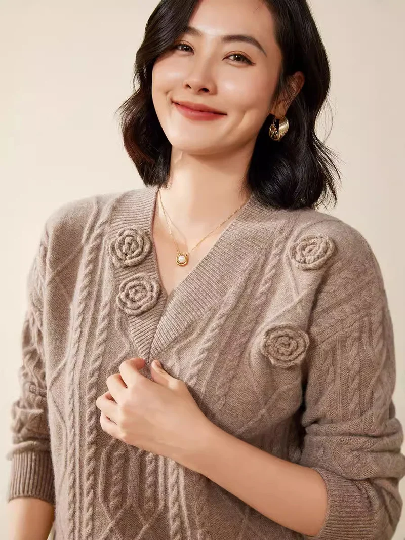 Damen Zopfmuster-V-Pullover mit dreidimensionalen Blumenapplikationen aus weichem Wollmix Drune