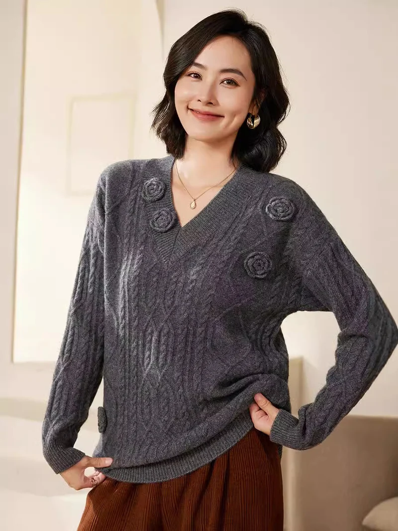 Damen Zopfmuster-V-Pullover mit dreidimensionalen Blumenapplikationen aus weichem Wollmix Drune