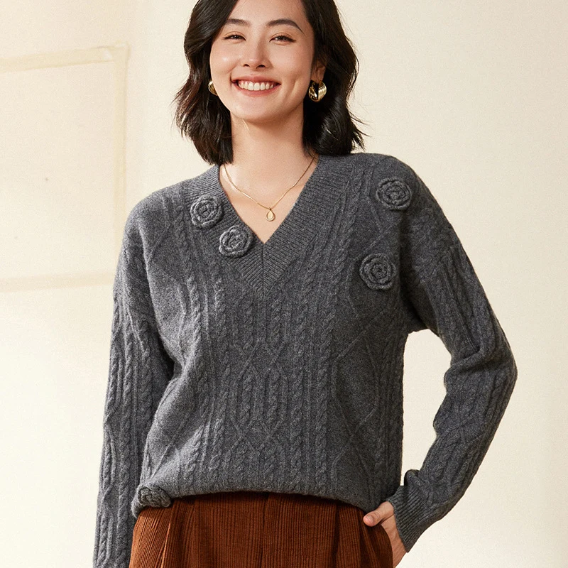 Damen Zopfmuster-V-Pullover mit dreidimensionalen Blumenapplikationen aus weichem Wollmix Drune
