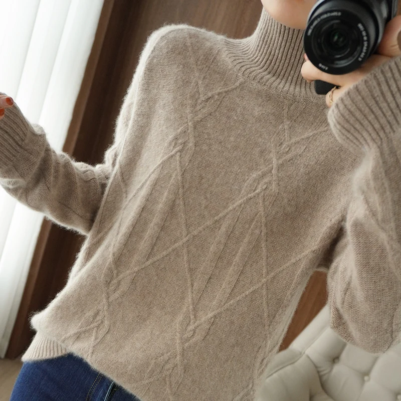 Damen Weicher Mohair‑Look Pullover mit hohem Rippkragen, Zopfmotiv und kastiger Oversize‑Passform Drune