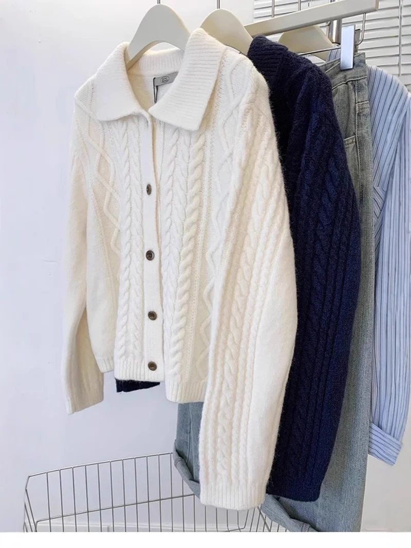 Damen Strickjacke mit Zopfmuster, Umlegekragen und Knopfleiste Drune