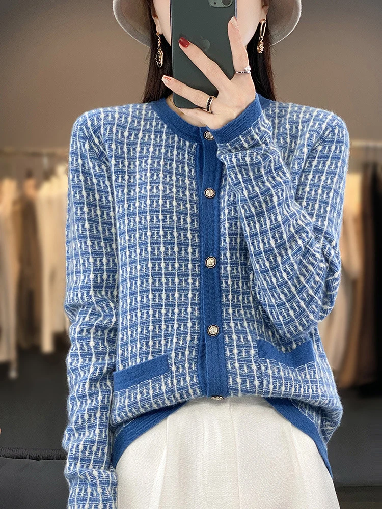 Damen Strickcardigan im Bouclé‑Gittermuster mit Rundhals, Schmuckknopfleiste und aufgesetzten Taschen Drune