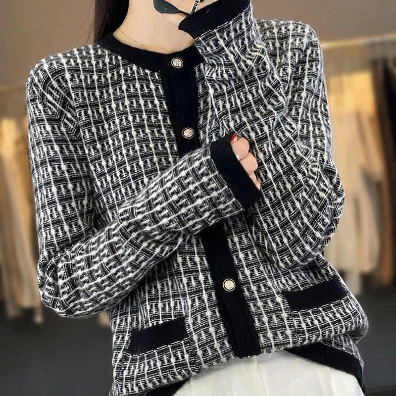 Damen Strickcardigan im Bouclé‑Gittermuster mit Rundhals, Schmuckknopfleiste und aufgesetzten Taschen Drune