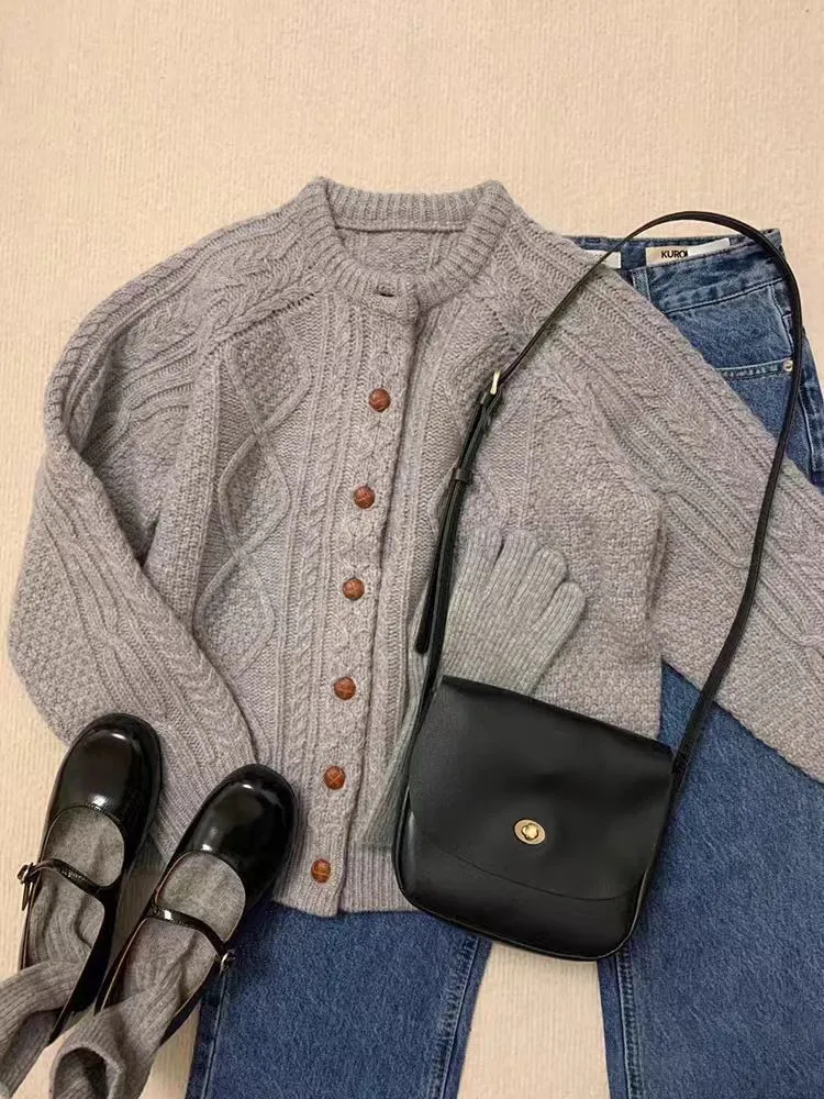 Damen Strick-Cardigan im Aran‑Stil mit Zopf‑ und Perlmuster sowie Holzknopfleiste Drune