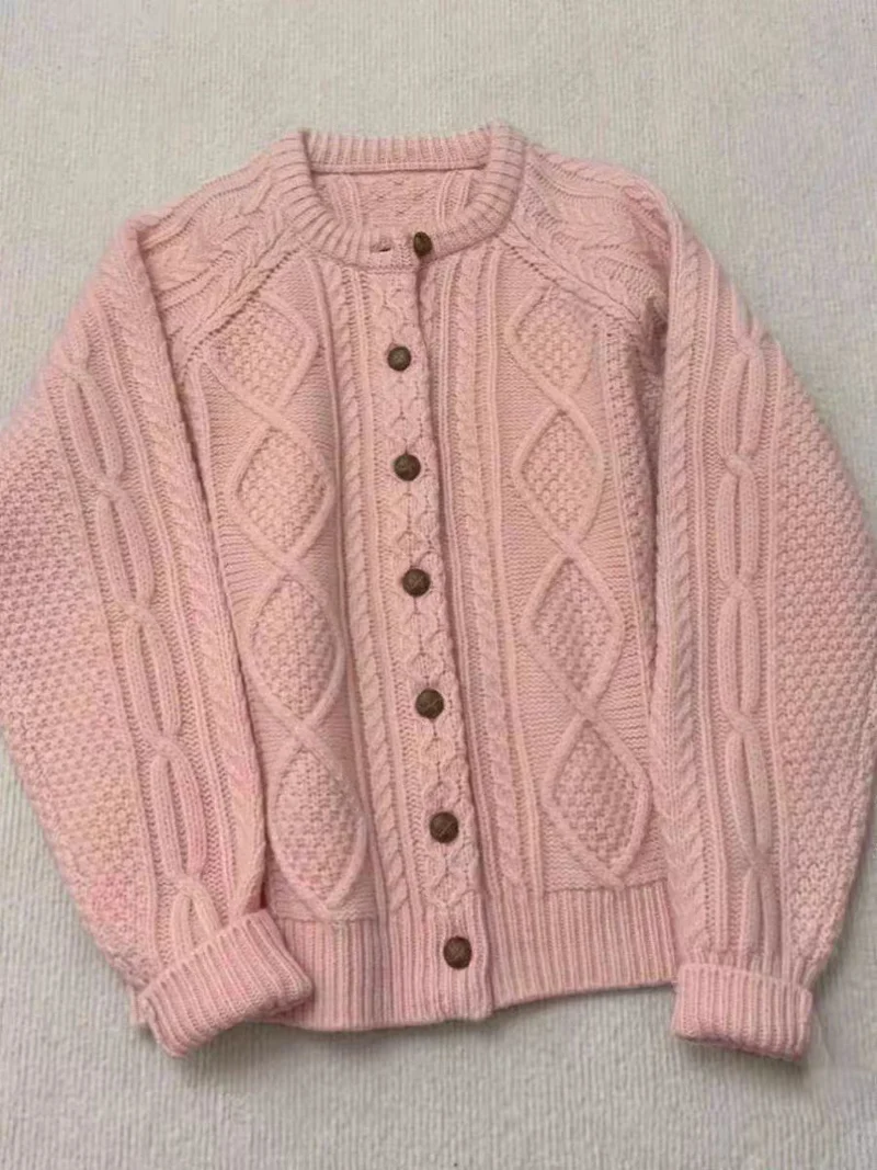 Damen Strick-Cardigan im Aran‑Stil mit Zopf‑ und Perlmuster sowie Holzknopfleiste Drune