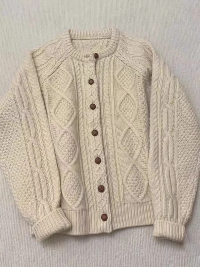 Damen Strick-Cardigan im Aran‑Stil mit Zopf‑ und Perlmuster sowie Holzknopfleiste Drune