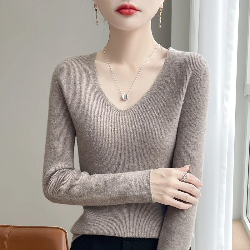 Damen Schmal geschnittener V‑Ausschnitt-Feinstrickpullover mit feiner Rippenstruktur und weicher Haptik Drune