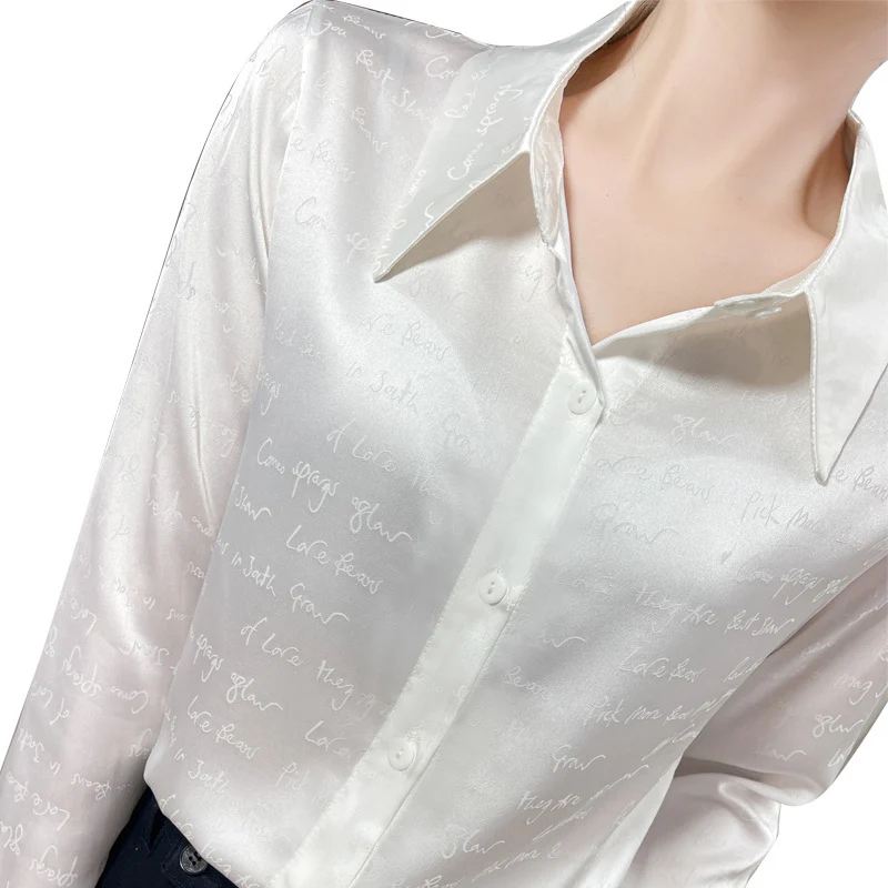 Damen Satinbluse mit zarter Jacquard‑Schrift, spitzem Hemdkragen und durchgehendem Knopfverschluss Drune