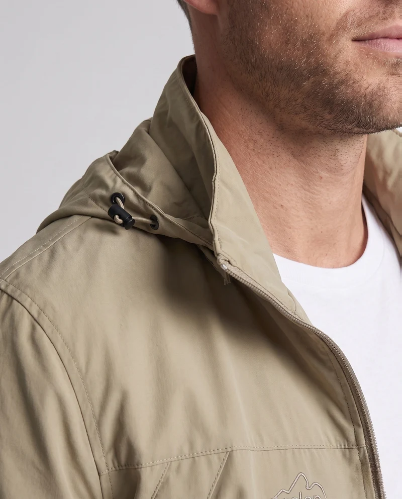 Leichte winddichte Herrenjacke mit Kapuze und Brustreißverschluss sowie verstaubarer Kapuze Drune