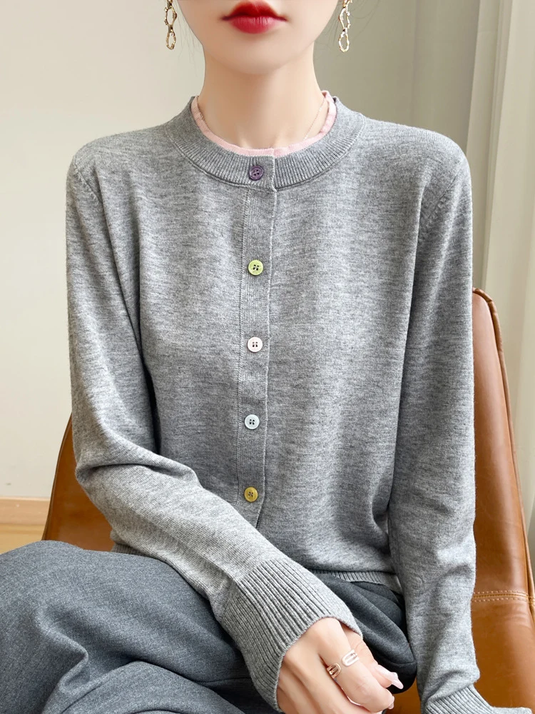 Damen Leichter Feinstrick-Cardigan mit Rundhalsausschnitt und bunten Knöpfen Drune
