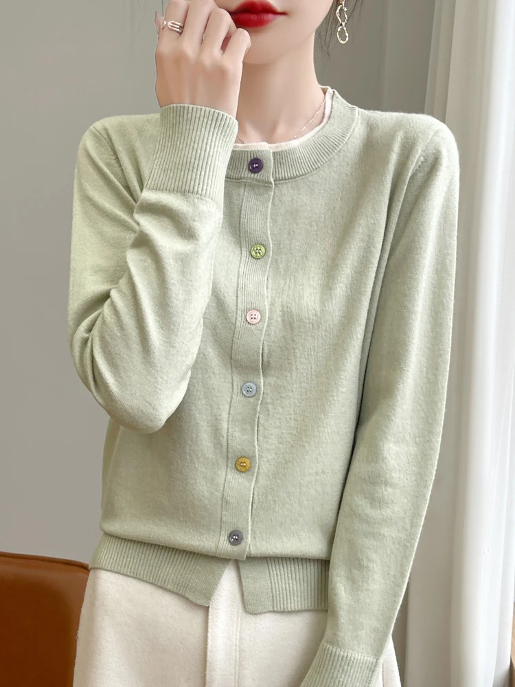 Damen Leichter Feinstrick-Cardigan mit Rundhalsausschnitt und bunten Knöpfen Drune