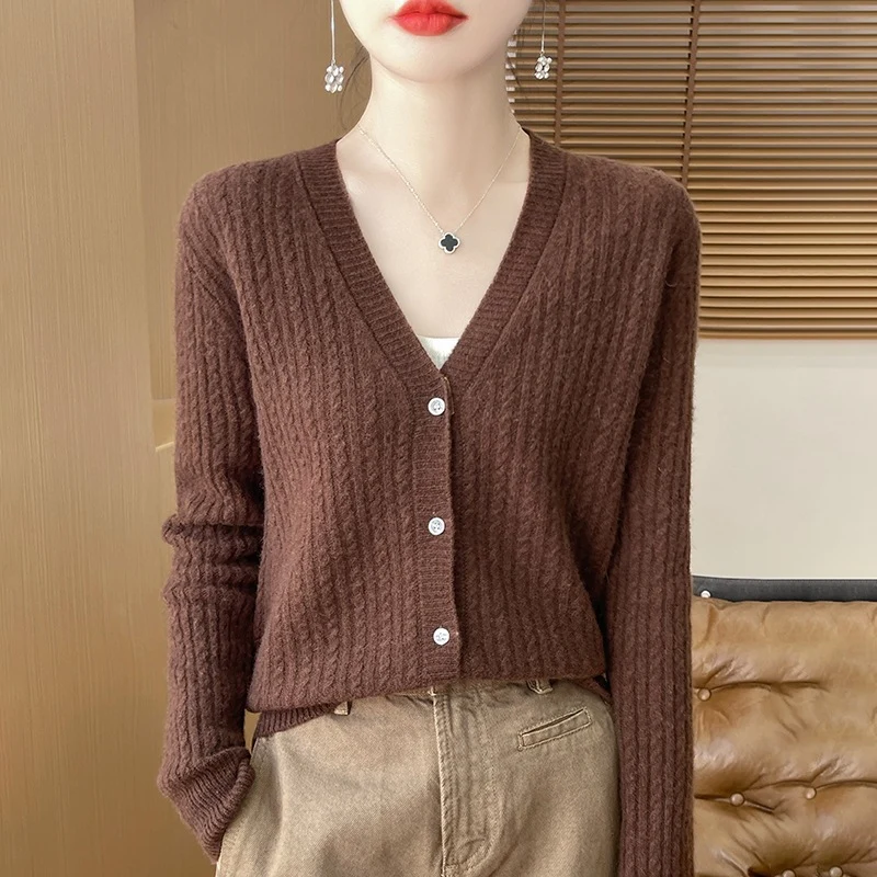 Damen Kurzgeschnittener Feinstrick-Cardigan mit V‑Ausschnitt, feiner Rippenstruktur und Perlmuttknöpfen Drune