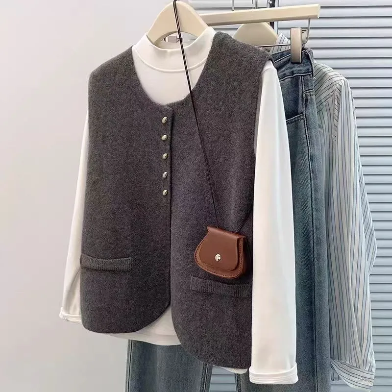 Damen Kurzgeschnittene Ärmellose Strickweste mit Perlenknopfleiste und aufgesetzten Taschen Drune