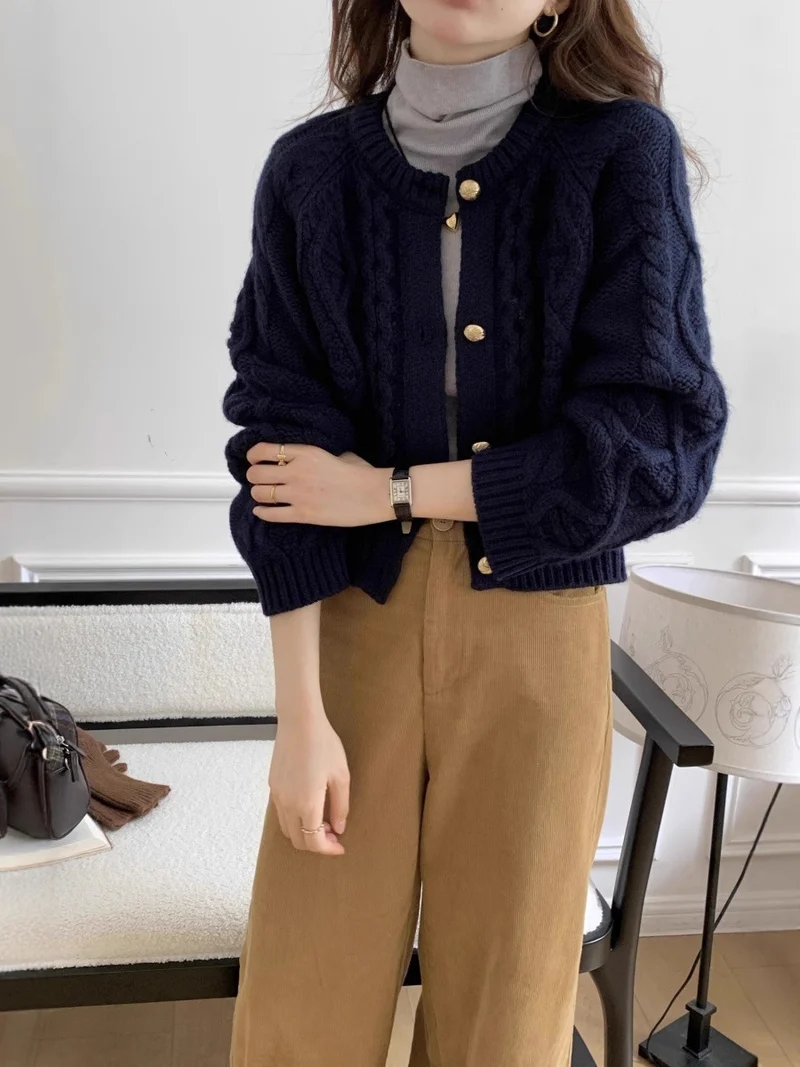 Damen Kurzer Zopfmuster-Cardigan mit goldenen Schmuckknöpfen Drune