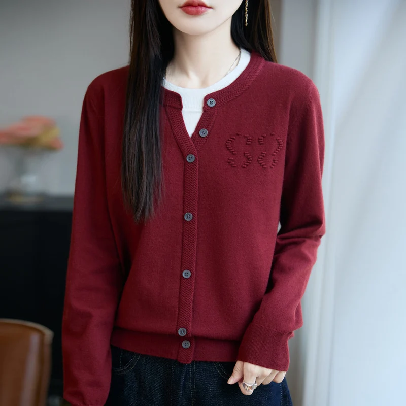 Damen Kurzer Feinstrick-Cardigan mit V‑Schlitzkragen, Rippenblende und dezentem Struktur‑Logo Drune
