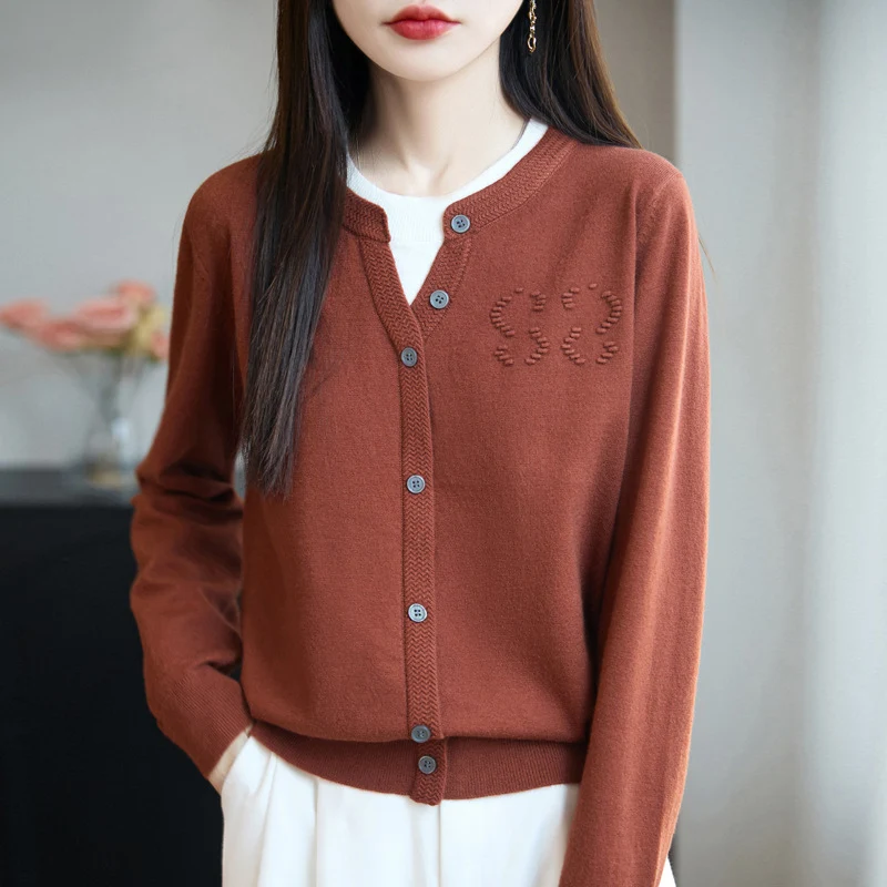 Damen Kurzer Feinstrick-Cardigan mit V‑Schlitzkragen, Rippenblende und dezentem Struktur‑Logo Drune