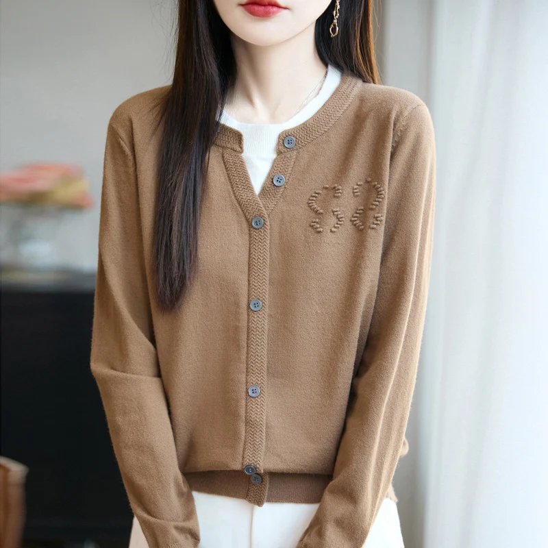 Damen Kurzer Feinstrick-Cardigan mit V‑Schlitzkragen, Rippenblende und dezentem Struktur‑Logo Drune