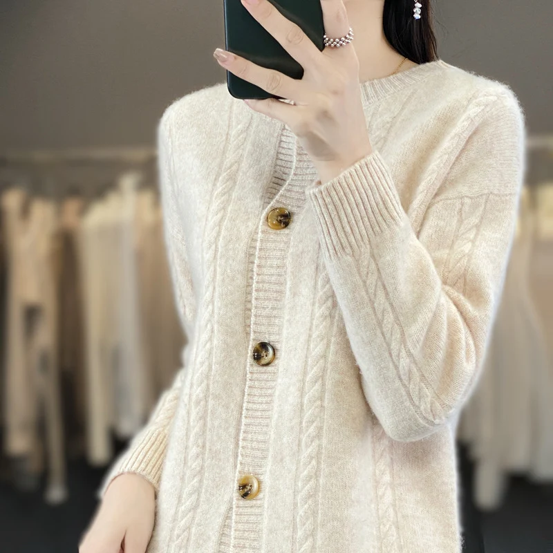 Damen Kaschmirähnlicher Zopfmuster‑Cardigan mit Rundhals und Hornoptikknöpfen Drune