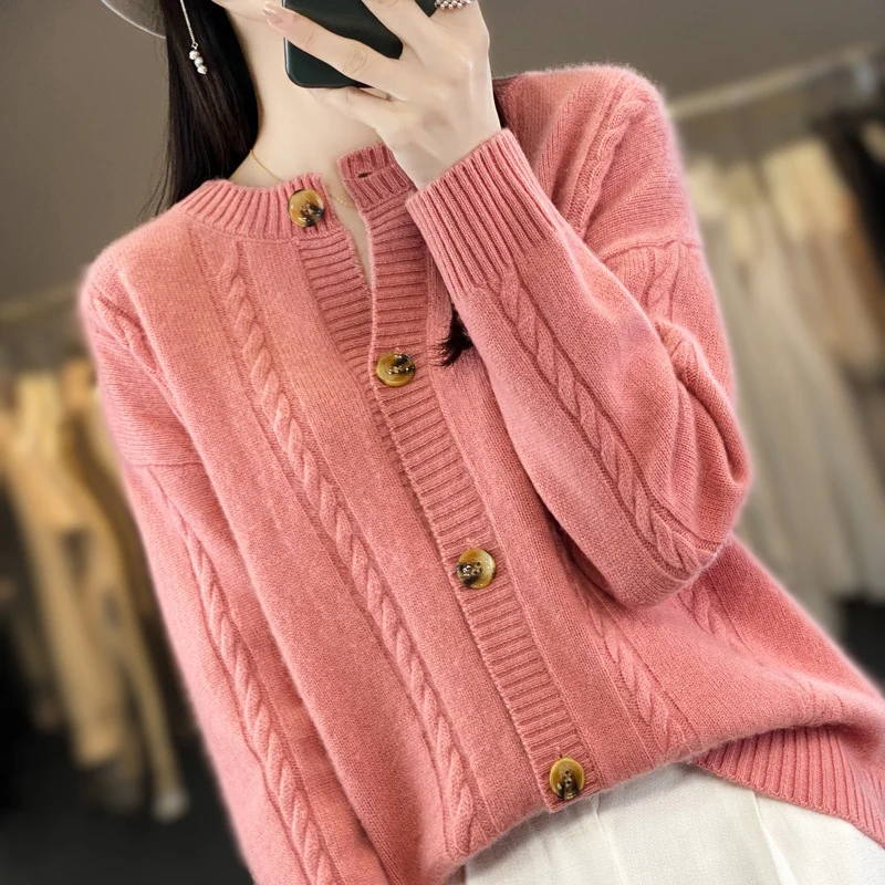 Damen Kaschmirähnlicher Zopfmuster‑Cardigan mit Rundhals und Hornoptikknöpfen Drune