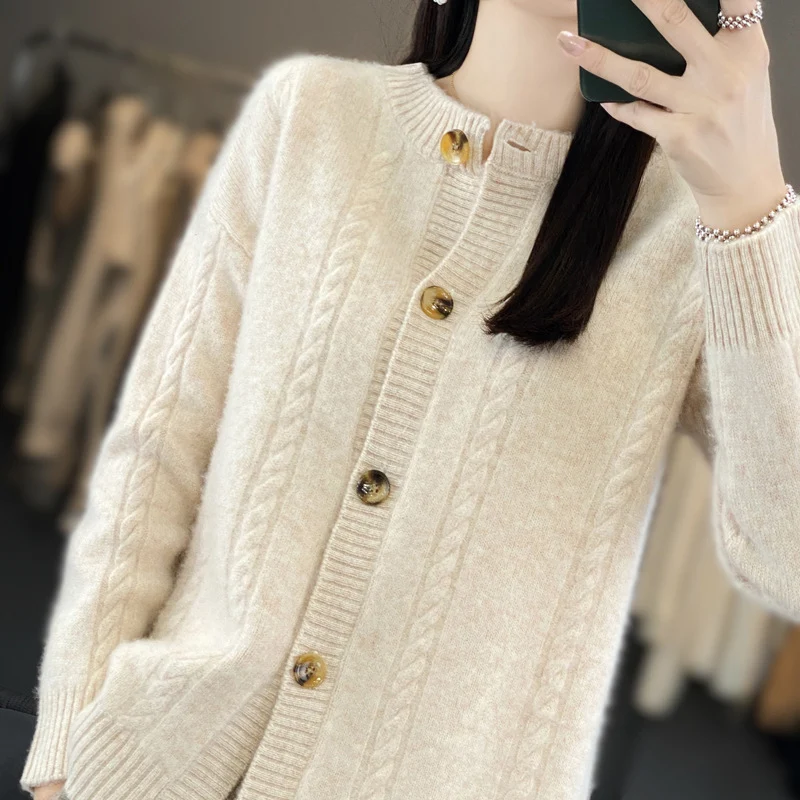 Damen Kaschmirähnlicher Zopfmuster‑Cardigan mit Rundhals und Hornoptikknöpfen Drune