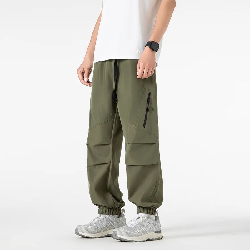 Herren Weite technische Cargo-Joggerhose mit elastischem Tunnelzugbund, aufgesetzten Klappentaschen und Reißverschluss-Beintasche Drune