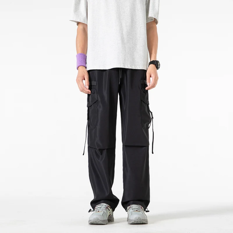 Herren Weite Cargo-Hose mit Multifachtaschen, verstellbarem Tunnelzugbund und modularen Gurt‑Details Drune