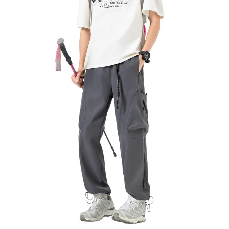Herren Weite Cargo‑Hose im Baggy‑Stil mit Tunnelzugbund, großen Klapptaschen und verstellbaren Beinabschlüssen Drune