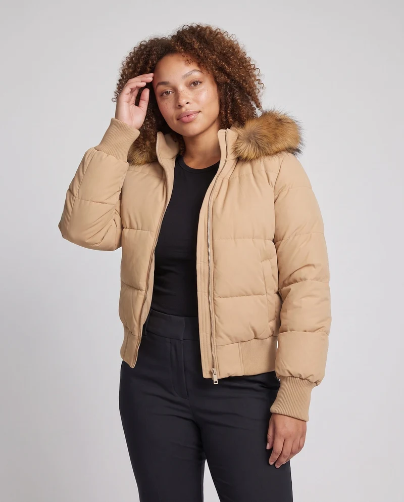 Damen Nano Short gepolsterte Kapuzen-Pufferjacke mit voluminösem Kunstfellbesatz, gerippten Bündchen und wärmender Thermofüllung