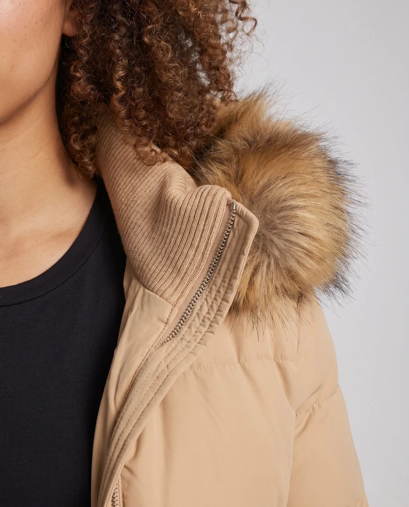 Damen Nano Short gepolsterte Kapuzen-Pufferjacke mit voluminösem Kunstfellbesatz, gerippten Bündchen und wärmender Thermofüllung