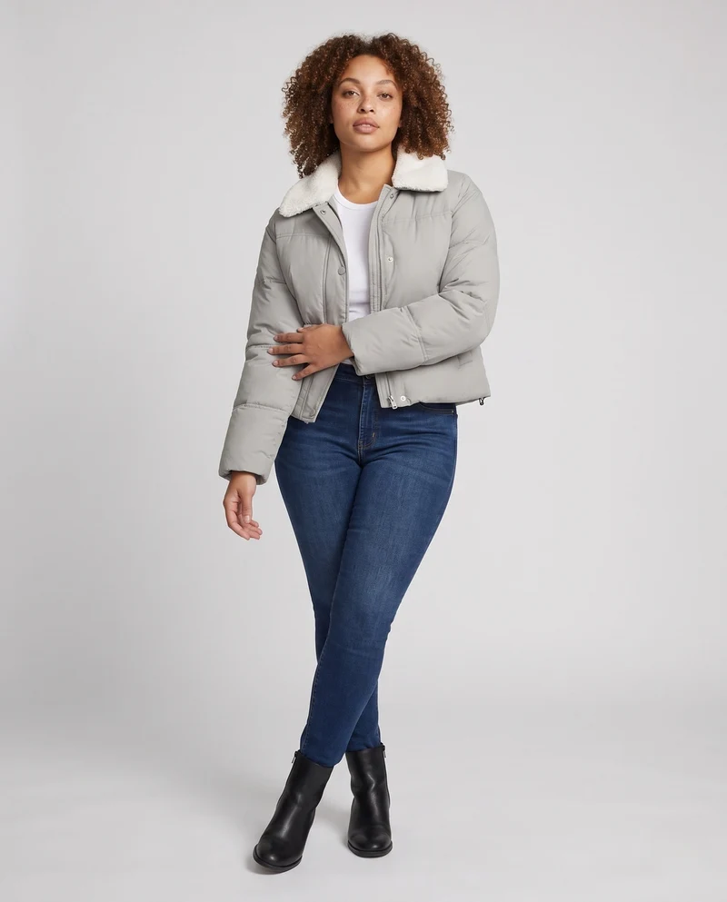 Damen kurze gepolsterte Pufferjacke mit Teddy-Kragen, verdeckter Druckknopfblende und Isolierung für Reisen