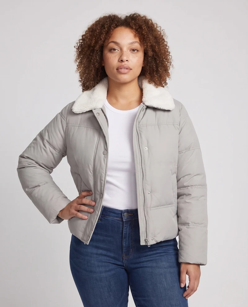 Damen kurze gepolsterte Pufferjacke mit Teddy-Kragen, verdeckter Druckknopfblende und Isolierung für Reisen