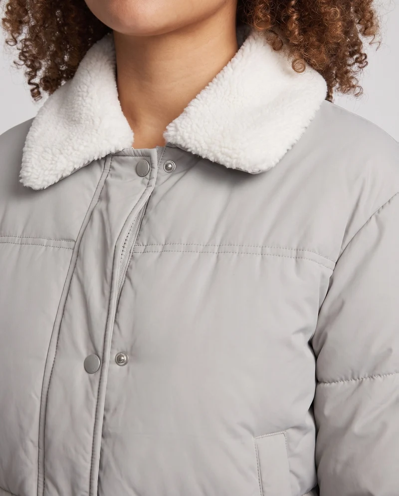 Damen kurze gepolsterte Pufferjacke mit Teddy-Kragen, verdeckter Druckknopfblende und Isolierung für Reisen