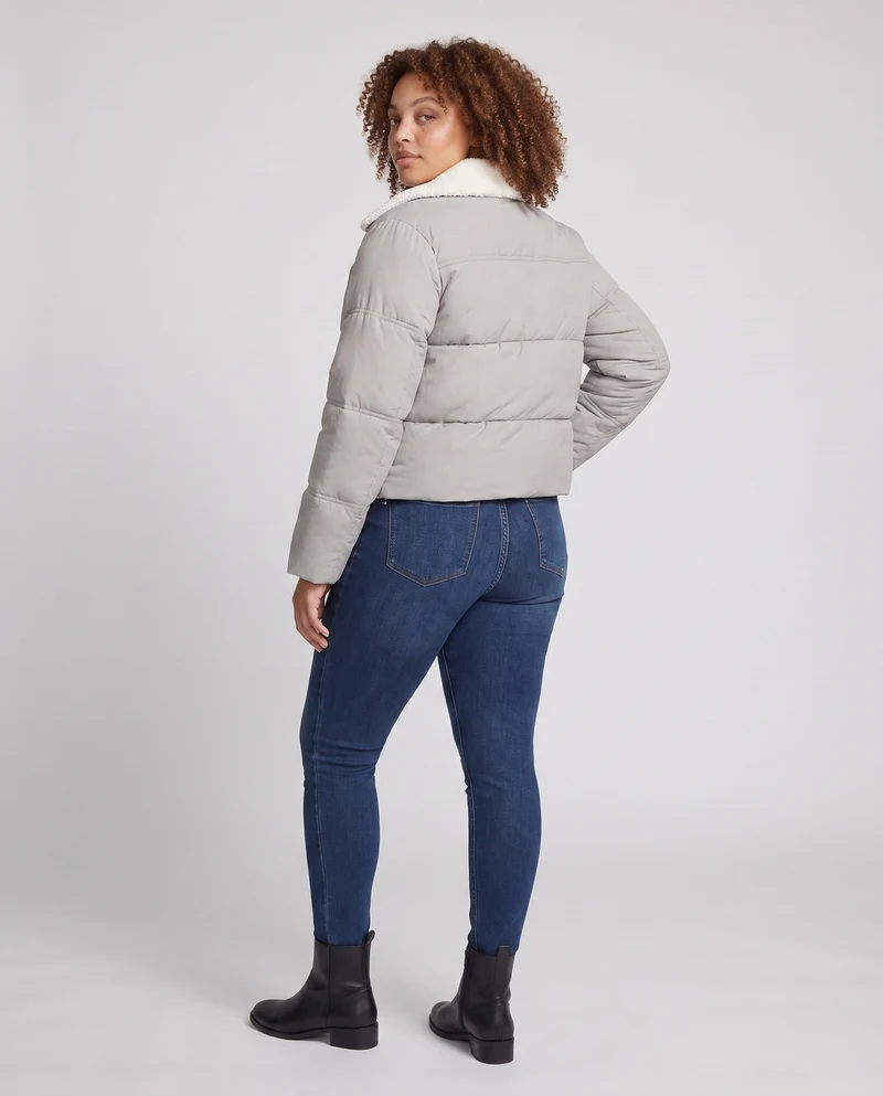 Damen kurze gepolsterte Pufferjacke mit Teddy-Kragen, verdeckter Druckknopfblende und Isolierung für Reisen