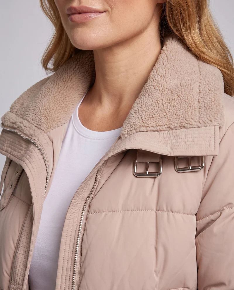 Damen kurze gepolsterte gesteppte Parka mit voluminösem Teddy-Kragen, tailliertem Gürtel und verdecktem Reißverschluss