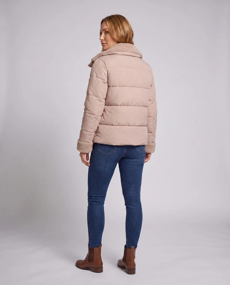Damen kurze gepolsterte gesteppte Parka mit voluminösem Teddy-Kragen, tailliertem Gürtel und verdecktem Reißverschluss