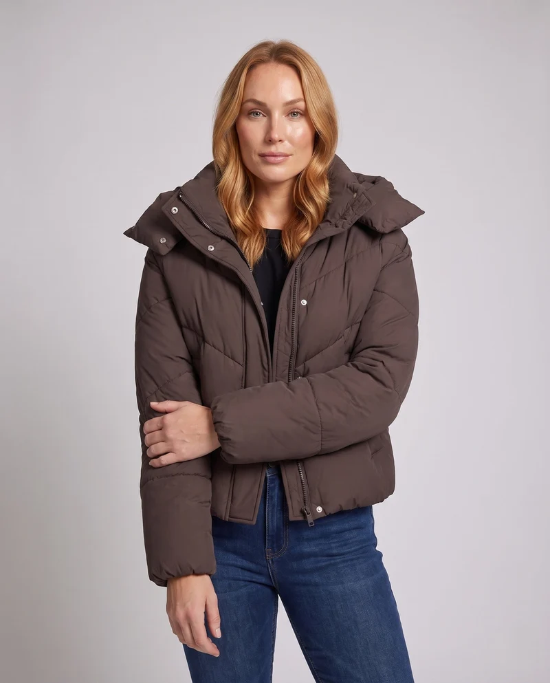 Damen cropped gesteppte Jacke mit hohem Schalkragen, asymmetrischer Zickzack-Steppung und verstellbarem Kordelzugbund.