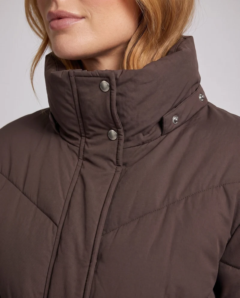 Damen cropped gesteppte Jacke mit hohem Schalkragen, asymmetrischer Zickzack-Steppung und verstellbarem Kordelzugbund.